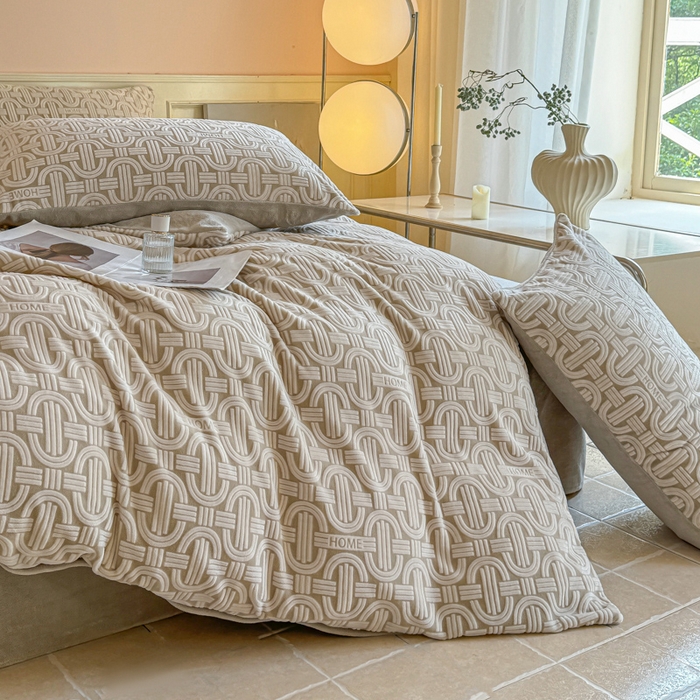 91家纺网 家纺一手货源 找家纺 大境 2024新款8斤A类230克牛奶绒提花烂花四件套床笠款床单款 巴克曼 米灰