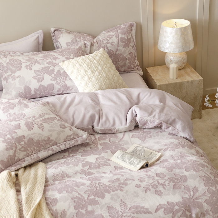 91家纺网 家纺一手货源 找家纺 卡派 2024新款轻奢肌理纹雕花工艺款230克加厚牛奶绒四件套（提供买家秀 ） 曼朵