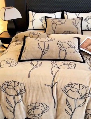 91家纺网 家纺一手货源 找家纺 慕尚家纺 2025新款宽包边高克重兔兔绒牛奶绒加厚保暖法式系列四件套 兔毛-玫瑰-咖