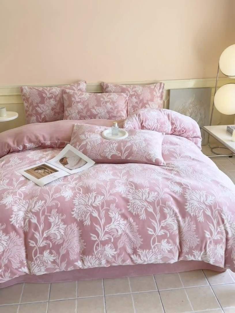 91家纺网 家纺一手货源 找家纺 大境 2024新款8斤A类230克牛奶绒提花烂花四件套床笠款床单款 罗曼 贝壳粉