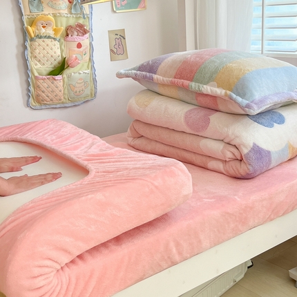 91家纺网 家纺一手货源 找家纺 川悦生活 2024新款立体雪花绒宿舍床笠款三件套四件套 彩虹爱心粉