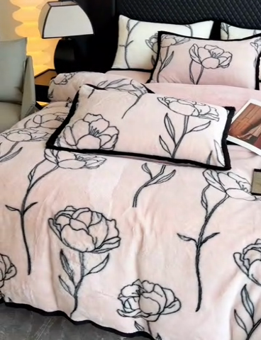 91家纺网 家纺一手货源 找家纺 慕尚家纺 2025新款宽包边高克重兔兔绒牛奶绒加厚保暖法式系列四件套 兔毛-玫瑰-粉