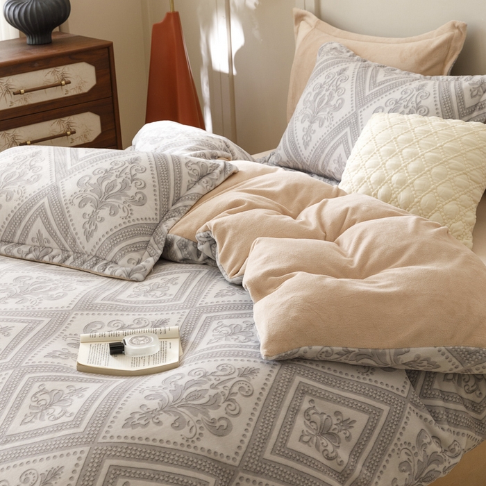 91家纺网 家纺一手货源 找家纺 卡派 2024新款轻奢肌理纹雕花工艺款230克加厚牛奶绒四件套（提供买家秀 ） 法式浪漫-灰