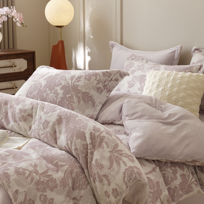 91家纺网 家纺一手货源 找家纺 （总）卡派 2024新款轻奢肌理纹雕花工艺款230克加厚牛奶绒四件套（提供买家秀 ）