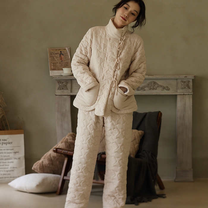 91家纺网 家纺一手货源 找家纺 洛兰沙家居馆 2024新款睡衣女秋冬季三层夹棉珊瑚绒加厚保暖两件套女士可外穿加绒家居服 米色