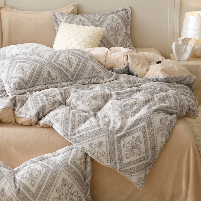 91家纺网 家纺一手货源 找家纺 卡派 2024新款轻奢肌理纹雕花工艺款230克加厚牛奶绒四件套（提供买家秀 ） 法式浪漫-灰