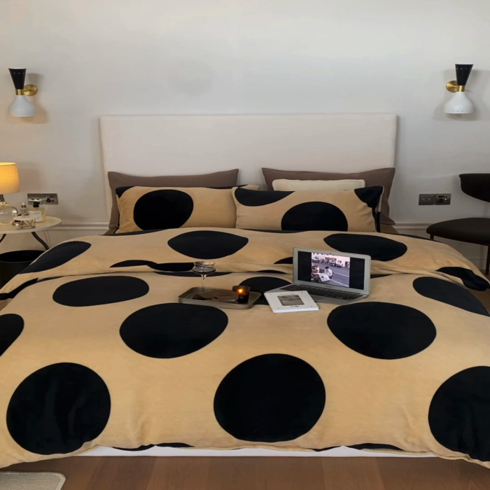 91家纺网 家纺一手货源 找家纺 红粉佳人 2025新款小清新双面牛奶绒四件套黑糖