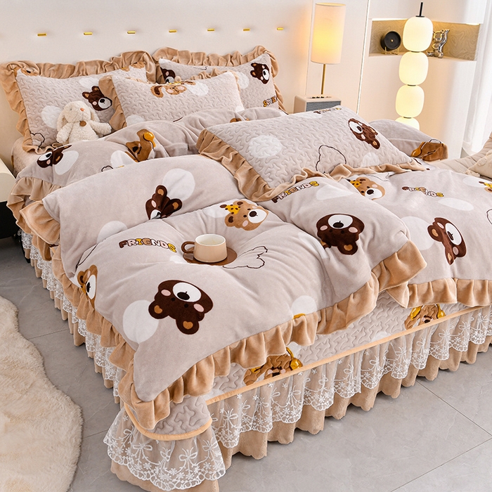 91家纺网 家纺一手货源 找家纺 民新家纺 2025新款牛奶绒印花夹棉床盖四件套 可爱小熊