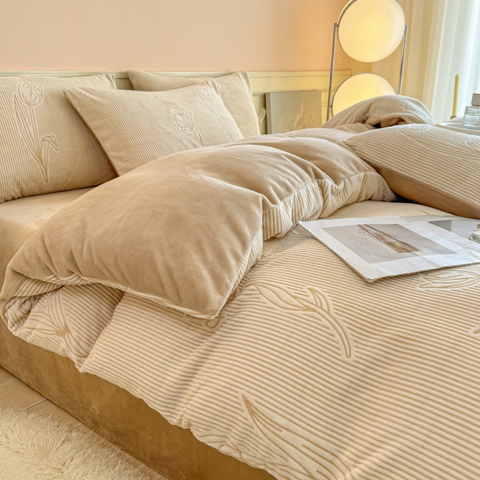 91家纺网 家纺一手货源 找家纺 大境 2024新款8斤A类230克牛奶绒提花烂花四件套床笠款床单款 郁见 米咖