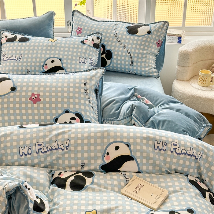 91家纺网 家纺一手货源 找家纺 红粉佳人新款小清新卡通贝壳边三角针棉加绒四件套工艺款牛奶绒四件套蓝格熊猫