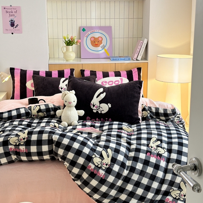 91家纺网 家纺一手货源 找家纺 柚子YOUTH 2024新款加厚纯印花牛奶绒四件套 黑格兔