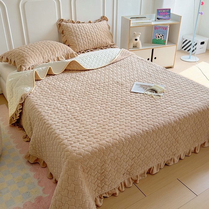 91家纺网 家纺一手货源 找家纺 美梦家纺 2024新款素色牛奶绒花边床盖系列 卡其色