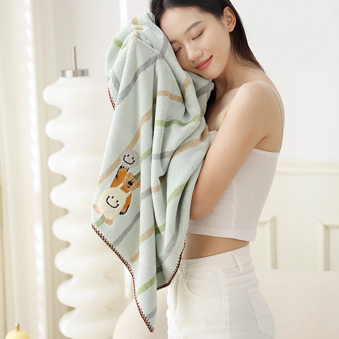 91家纺网 家纺一手货源 找家纺 朴尔家纺-毛巾被 2024新款毛巾绣勾边小格快乐鸭AB版珊瑚绒速吸速干毛巾浴巾 背带熊-蓝浴巾