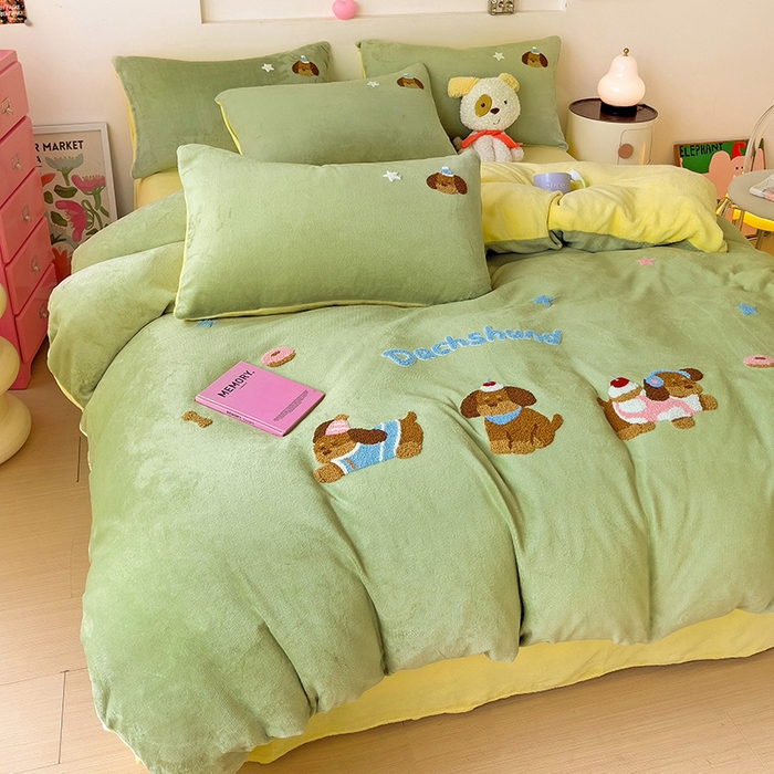 91家纺网 家纺一手货源 找家纺 梦之岛 2024新款牛奶绒卡通毛巾绣四件套腊肠狗 腊肠狗-黄绿