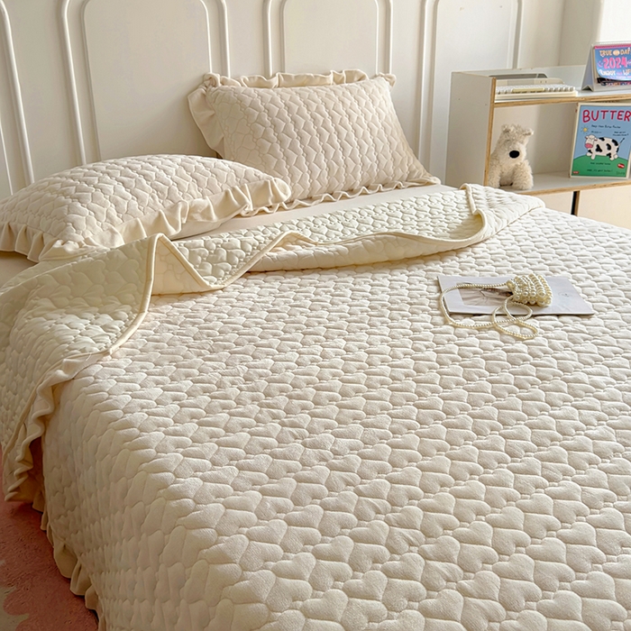 91家纺网 家纺一手货源 找家纺 美梦家纺 2024新款素色牛奶绒花边床盖系列 奶昔白