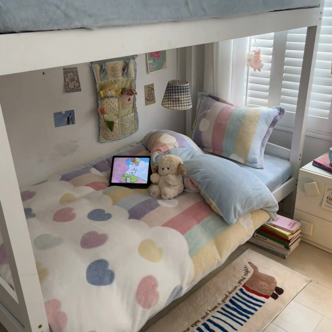 91家纺网 家纺一手货源 找家纺 川悦生活 2024新款立体雪花绒宿舍床笠款三件套四件套 彩虹爱心兰