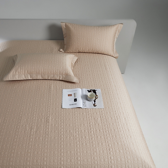 91家纺网 家纺一手货源 找家纺 2024新款设计师款绗缝床盖 卡其