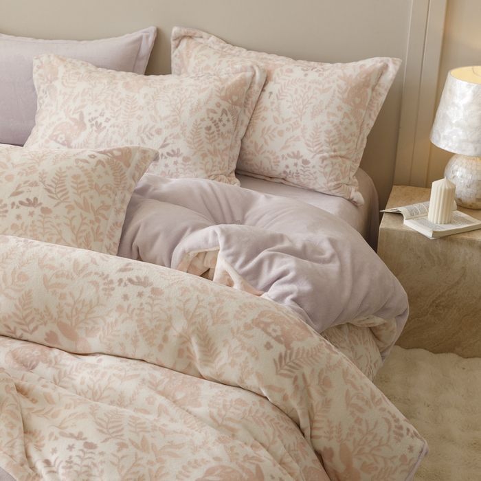 91家纺网 家纺一手货源 找家纺 卡派 2024新款轻奢肌理纹雕花工艺款230克加厚牛奶绒四件套（提供买家秀 ） 花园兔