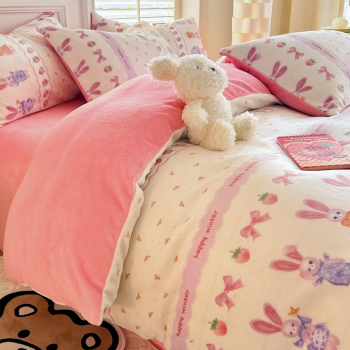 91家纺网 家纺一手货源 找家纺 简宜家居 2025新款牛奶绒印花四件套 萌兔仙子