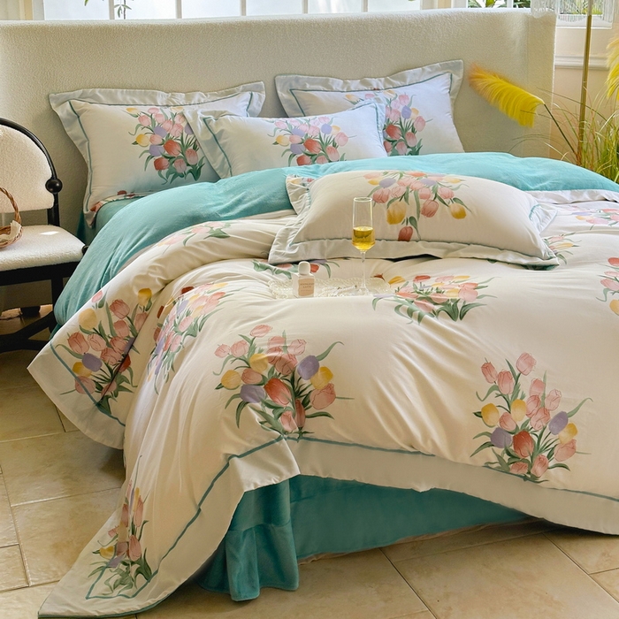 91家纺网 家纺一手货源 找家纺 2025新款A纯棉B牛奶绒四件套13376全棉加绒一字绣宽边轻奢套件-夹棉款 幽韵飘香