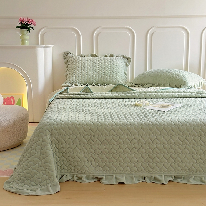 91家纺网 家纺一手货源 找家纺 美梦家纺 2024新款素色牛奶绒花边床盖系列 松野绿