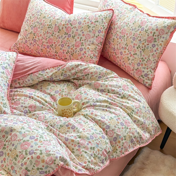 91家纺网 家纺一手货源 找家纺 红粉佳人新款小清新卡通贝壳边三角针棉加绒四件套工艺款牛奶绒四件套花园芬芳