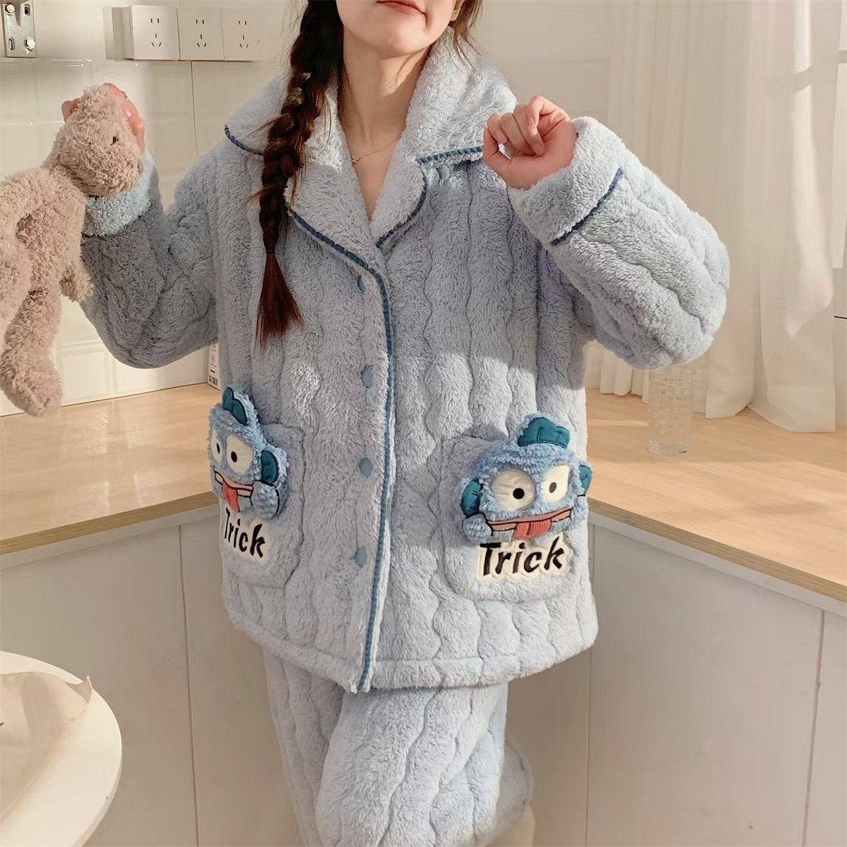 91家纺网 家纺一手货源 找家纺 洛兰沙家居馆 2024新款公主风女秋冬季三层夹棉珊瑚绒加厚保暖两件套女士可外穿加绒家居服 L15