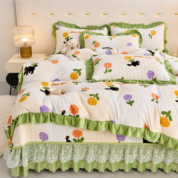 91家纺网 家纺一手货源 找家纺 民新家纺 2025新款牛奶绒印花夹棉床盖四件套 乐享时光-绿