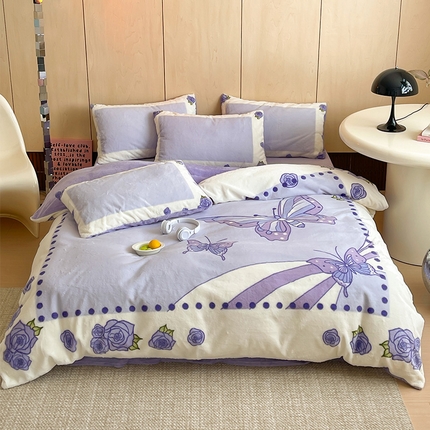 91家纺网 家纺一手货源 找家纺 安哆啦家纺 2024新款兔毛绒大版卡通牛奶绒兔兔绒印花四件套 姿花蝶