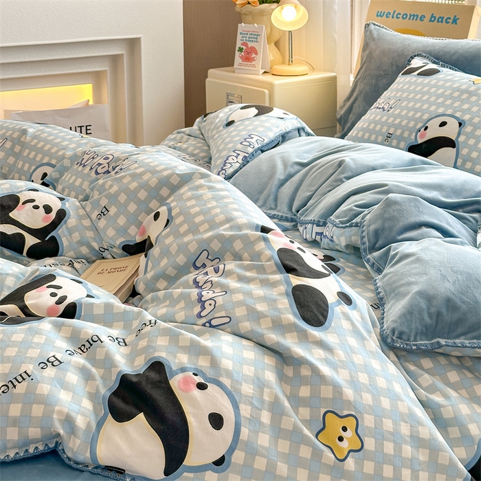 91家纺网 家纺一手货源 找家纺 红粉佳人新款小清新卡通贝壳边三角针棉加绒四件套工艺款牛奶绒四件套蓝格熊猫