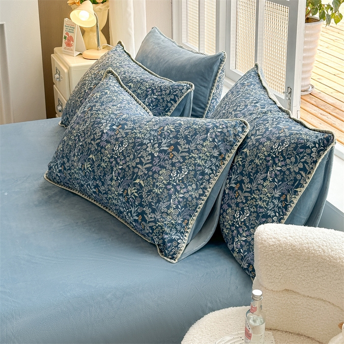 91家纺网 家纺一手货源 找家纺 红粉佳人新款小清新卡通贝壳边三角针棉加绒四件套工艺款牛奶绒四件套蓝底小花