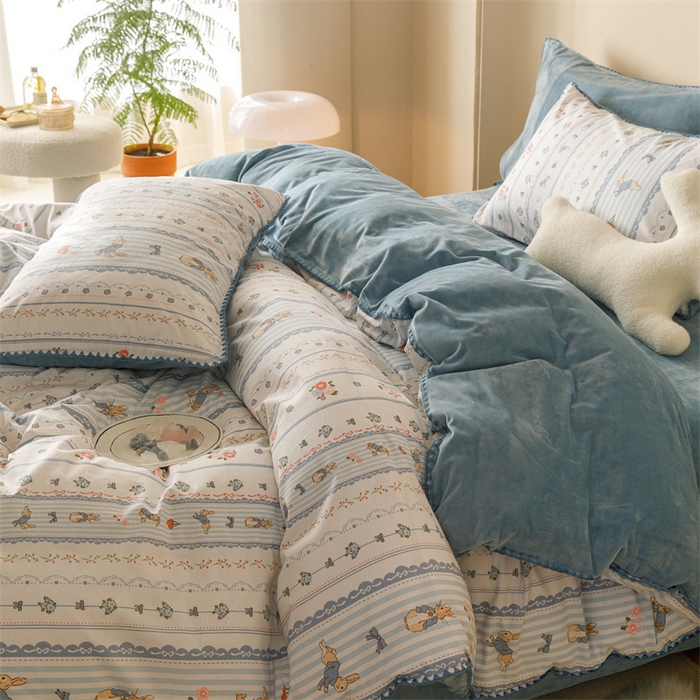 91家纺网 家纺一手货源 找家纺 红粉佳人新款小清新卡通贝壳边三角针棉加绒四件套工艺款牛奶绒四件套皮得兔