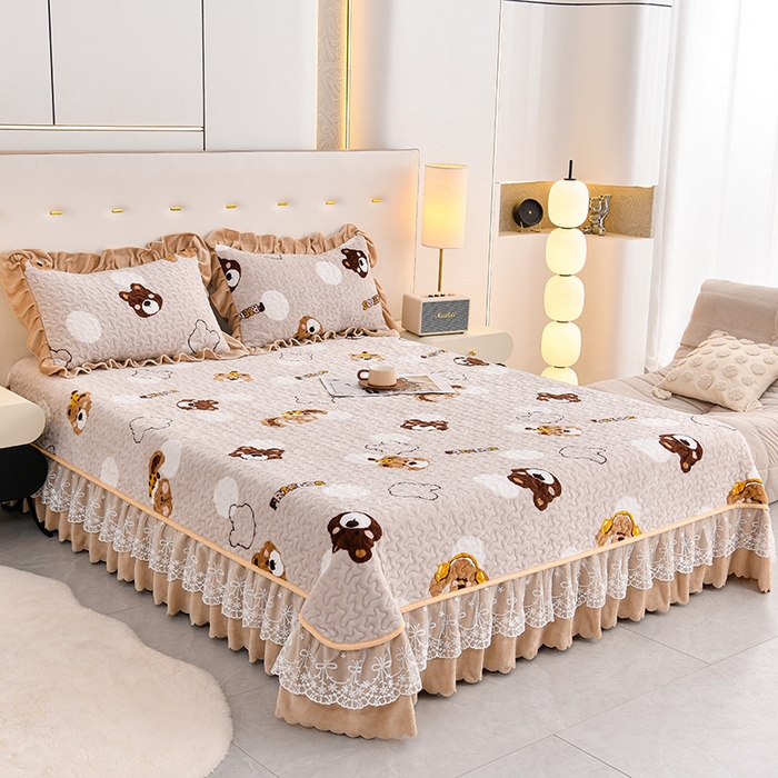 91家纺网 家纺一手货源 找家纺 民新家纺 2025新款牛奶绒印花夹棉床盖四件套 可爱小熊