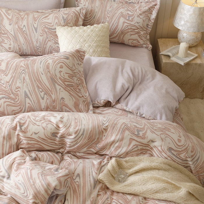 91家纺网 家纺一手货源 找家纺 卡派 2024新款轻奢肌理纹雕花工艺款230克加厚牛奶绒四件套（提供买家秀 ） 晕染-粉
