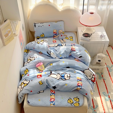 91家纺网 家纺一手货源 找家纺 希诺 2024新款儿童系列正版三丽鸥牛奶绒床垫牛奶绒被套多件套 呆萌帕恰狗
