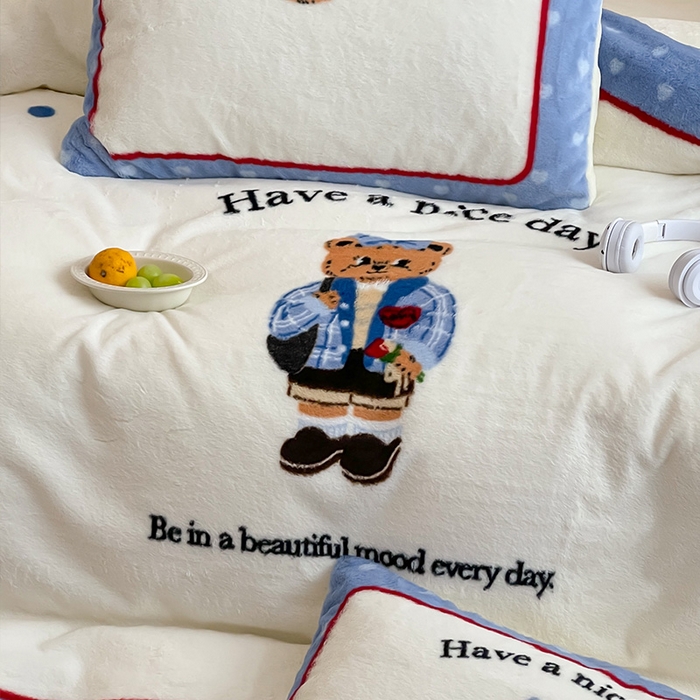 91家纺网 家纺一手货源 找家纺 安哆啦家纺 2024新款兔毛绒大版卡通牛奶绒兔兔绒印花四件套 绅士熊