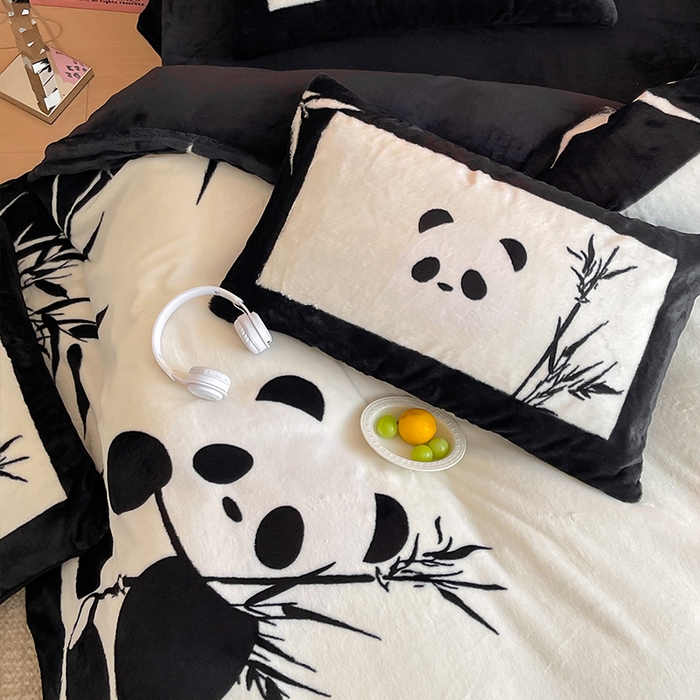 91家纺网 家纺一手货源 找家纺 安哆啦家纺 2024新款兔毛绒大版卡通牛奶绒兔兔绒印花四件套 国风熊猫