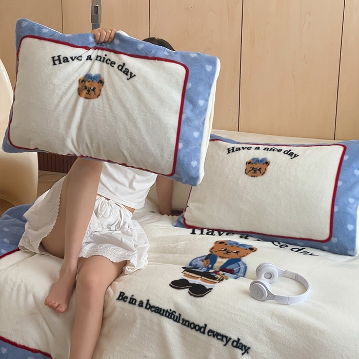 91家纺网 家纺一手货源 找家纺 安哆啦家纺 2024新款兔毛绒大版卡通牛奶绒兔兔绒印花四件套 绅士熊