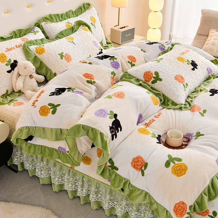91家纺网 家纺一手货源 找家纺 民新家纺 2025新款牛奶绒印花夹棉床盖四件套 乐享时光-绿