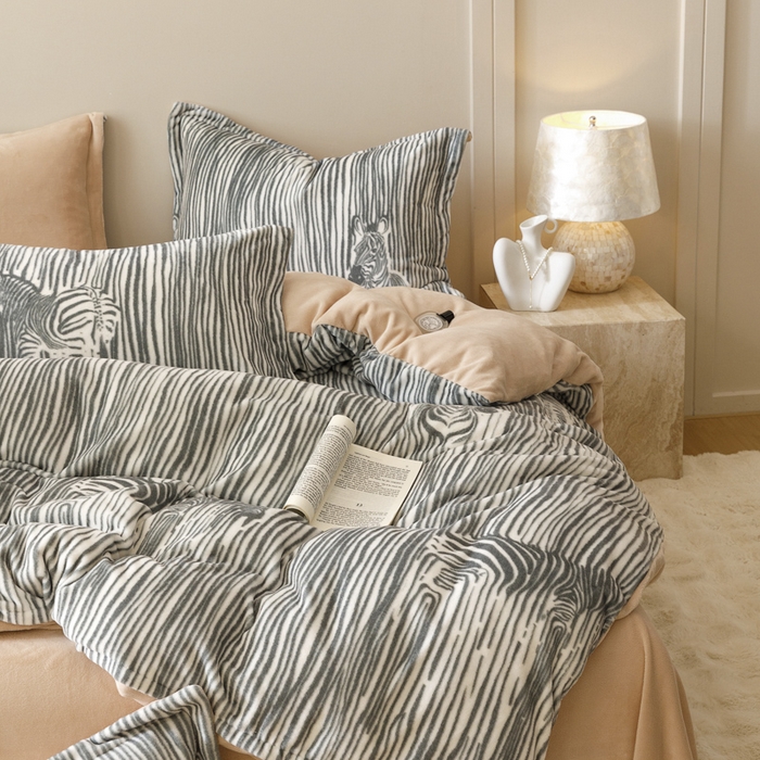 91家纺网 家纺一手货源 找家纺 卡派 2024新款轻奢肌理纹雕花工艺款230克加厚牛奶绒四件套（提供买家秀 ） 条纹斑马-灰