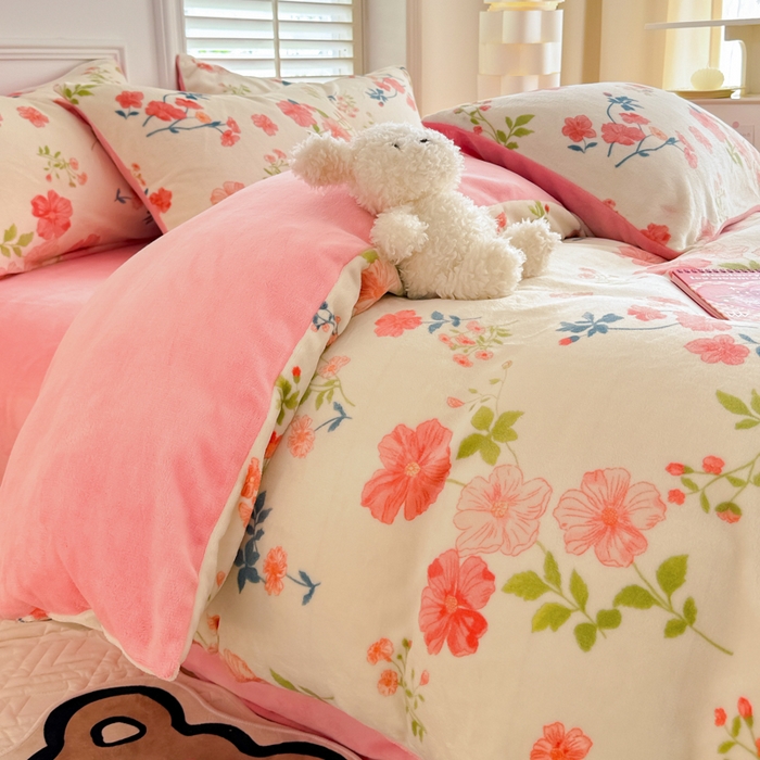 91家纺网 家纺一手货源 找家纺 简宜家居 2025新款牛奶绒印花四件套 清新粉黛