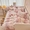 91家纺网 家纺一手货源 找家纺 典曼家纺 2024新款A类印花牛奶绒雕花四件套 兔恋草莓