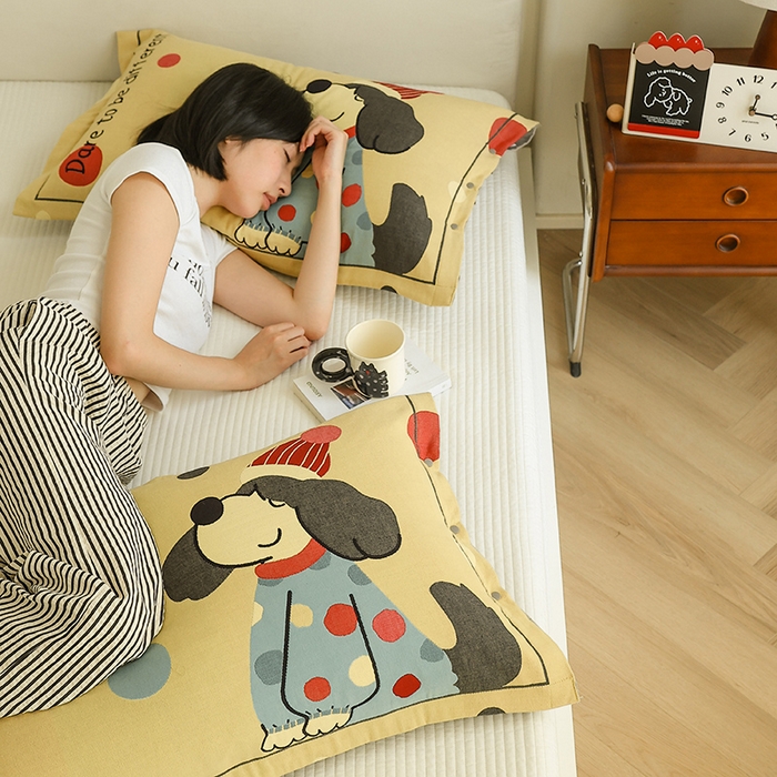 91家纺网 家纺一手货源 找家纺 2024新款全棉四层纱布枕套一对装纽扣款枕套 波点小红帽