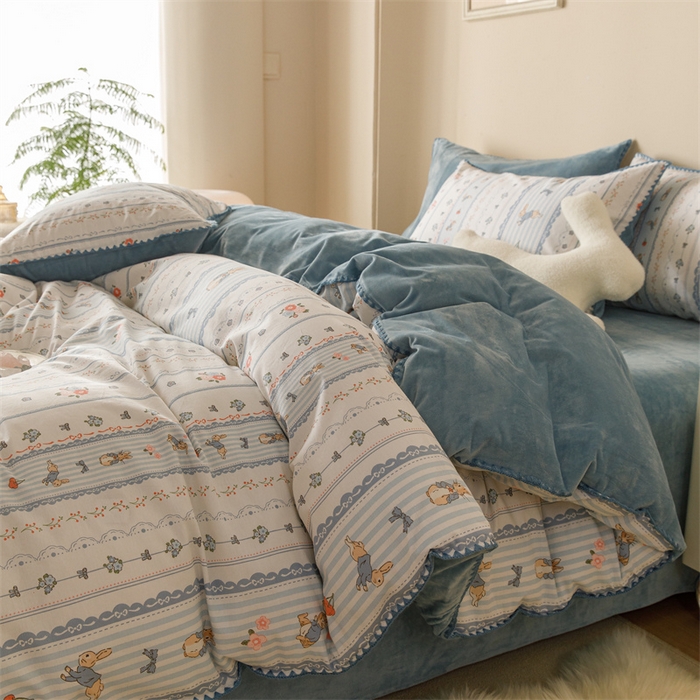 91家纺网 家纺一手货源 找家纺 红粉佳人新款小清新卡通贝壳边三角针棉加绒四件套工艺款牛奶绒四件套皮得兔