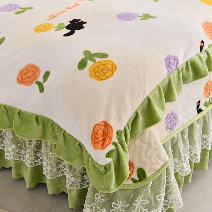 91家纺网 家纺一手货源 找家纺 民新家纺 2025新款牛奶绒印花夹棉床盖四件套 乐享时光-绿