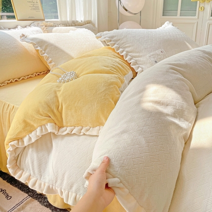 91家纺网 家纺一手货源 找家纺 2024新款加厚牛奶绒韩版雕花四件套风格2（阳光） 露娜紫