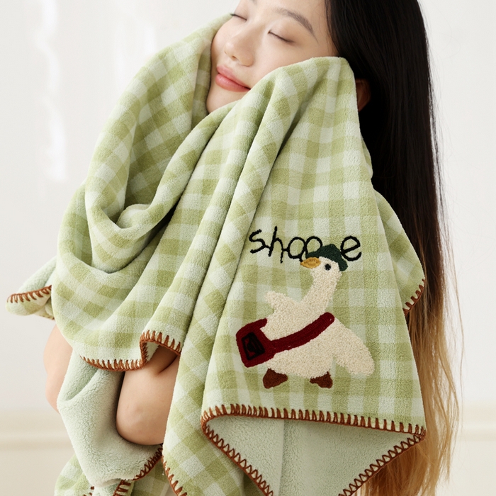 91家纺网 家纺一手货源 找家纺 朴尔家纺-毛巾被 2024新款毛巾绣勾边小格快乐鸭AB版珊瑚绒速吸速干毛巾浴巾 格子快乐鸭-青绿浴巾