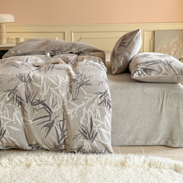 91家纺网 家纺一手货源 找家纺 大境 2024新款8斤A类230克牛奶绒提花烂花四件套床笠款床单款 水墨竹 红灰