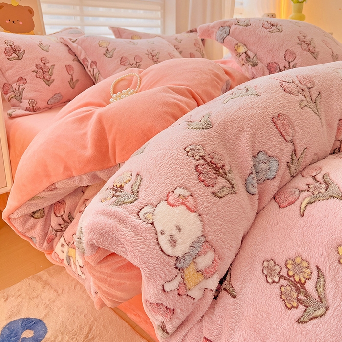 91家纺网 家纺一手货源 找家纺 2024新款加厚雪花绒印花单件被套-风格二（提供卖家秀 ） 花园熊(粉)