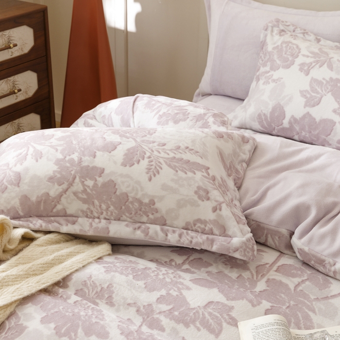 91家纺网 家纺一手货源 找家纺 （总）卡派 2024新款轻奢肌理纹雕花工艺款230克加厚牛奶绒四件套（提供买家秀 ）